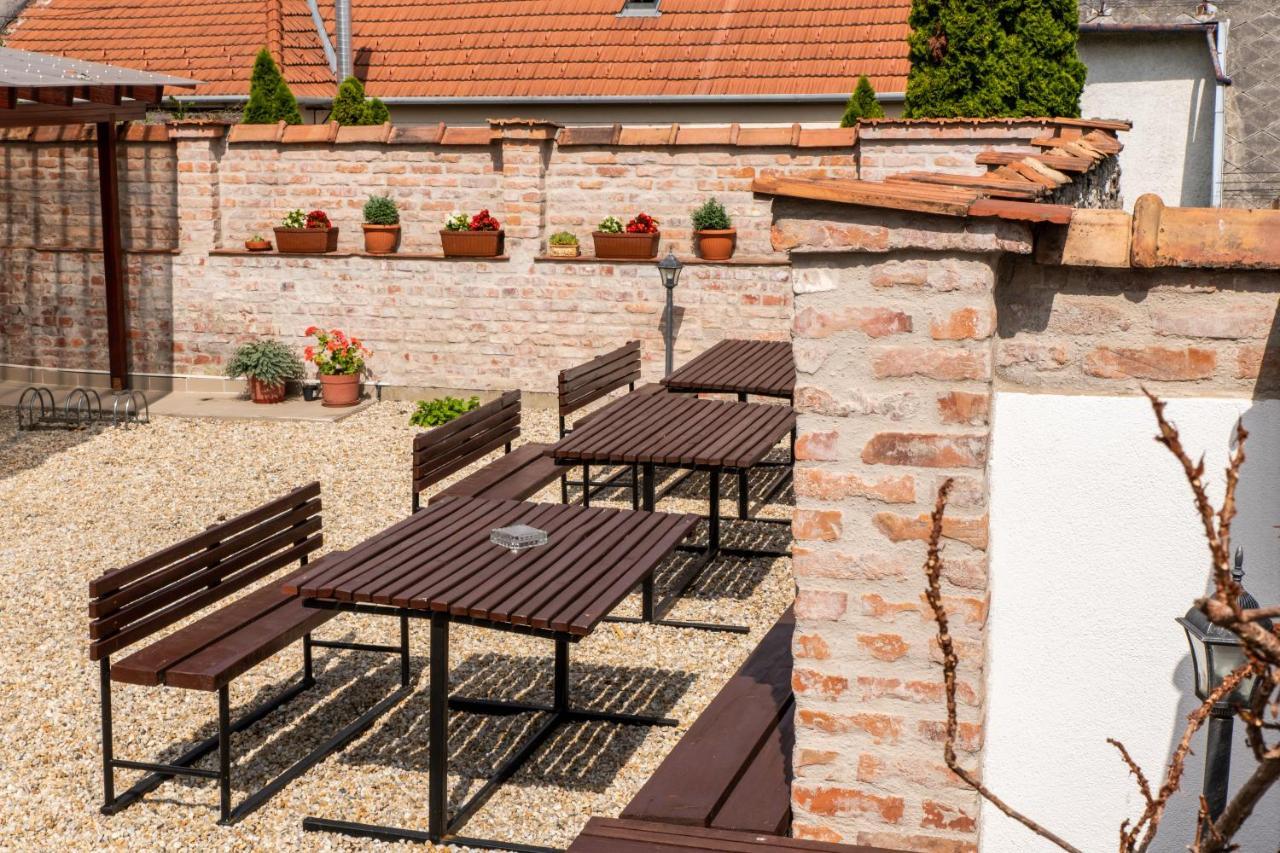 Fényes Vinorium Panzió Acomodação com café da manhã Sopron Exterior foto